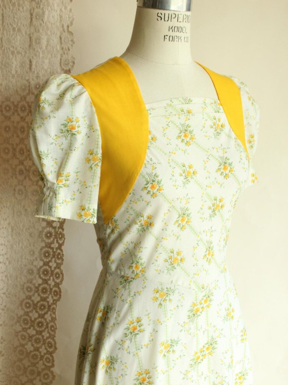 Vintage 1970s Dress, Floral Print Prairie Maxidress with yellow and green flower - Picture 6 of 13